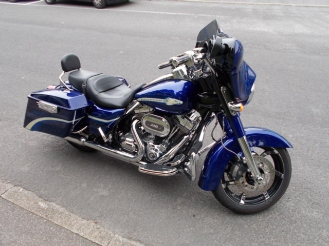  Motorrad kaufen HARLEY-DAVIDSON FLHXSE CVO 1801 Street Glide ABS Occasion 