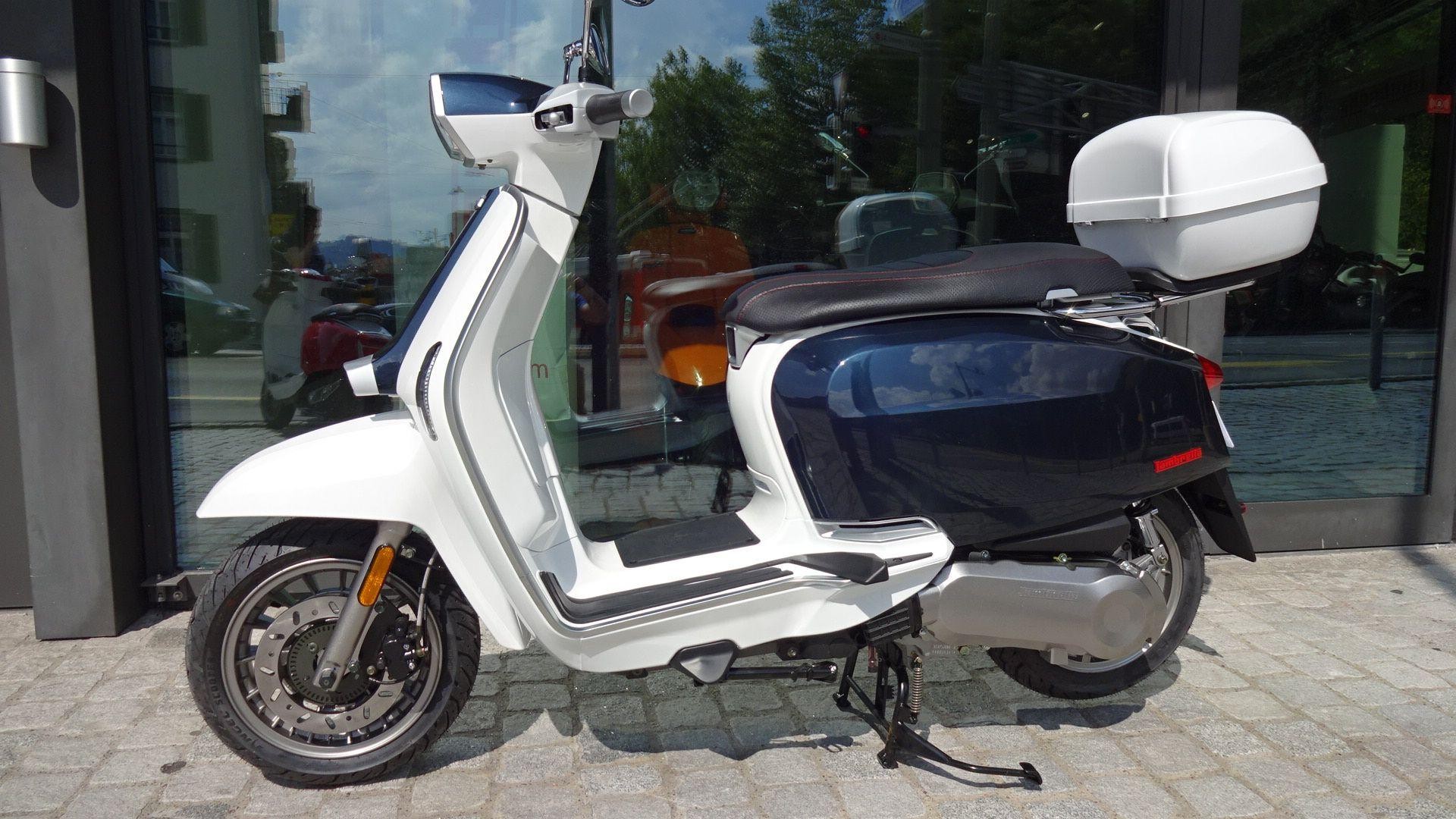 Lambretta V 125 Helmfach  . The V125 Special Is Seamlessly Tied For Decades To The Lambretta Tradition And Offers A Classic Scooter Ride With A Conscious Contact With The Road, Strong.