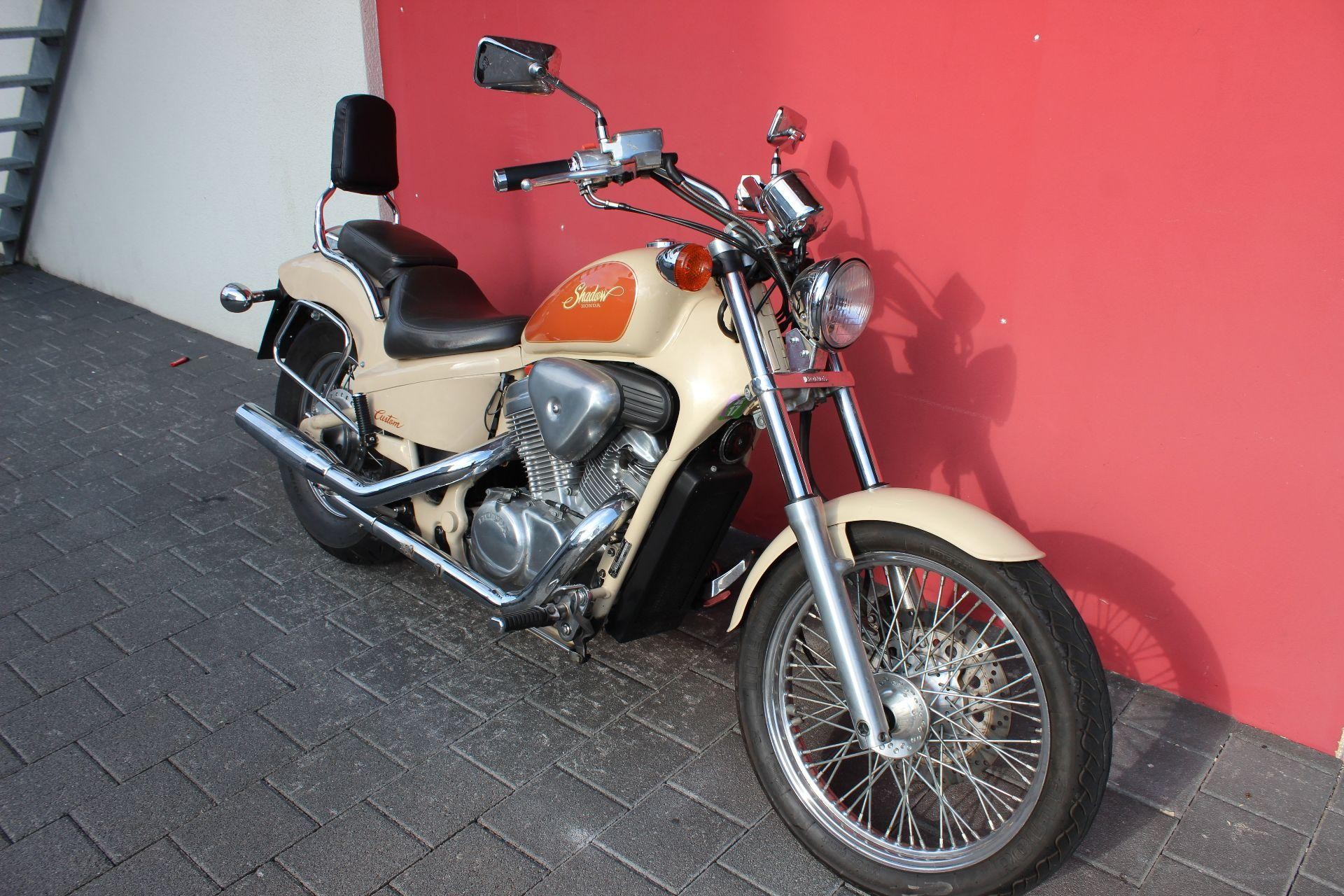 Buy motorbike Preowned HONDA VT 600 C Shadow Hans Leupi