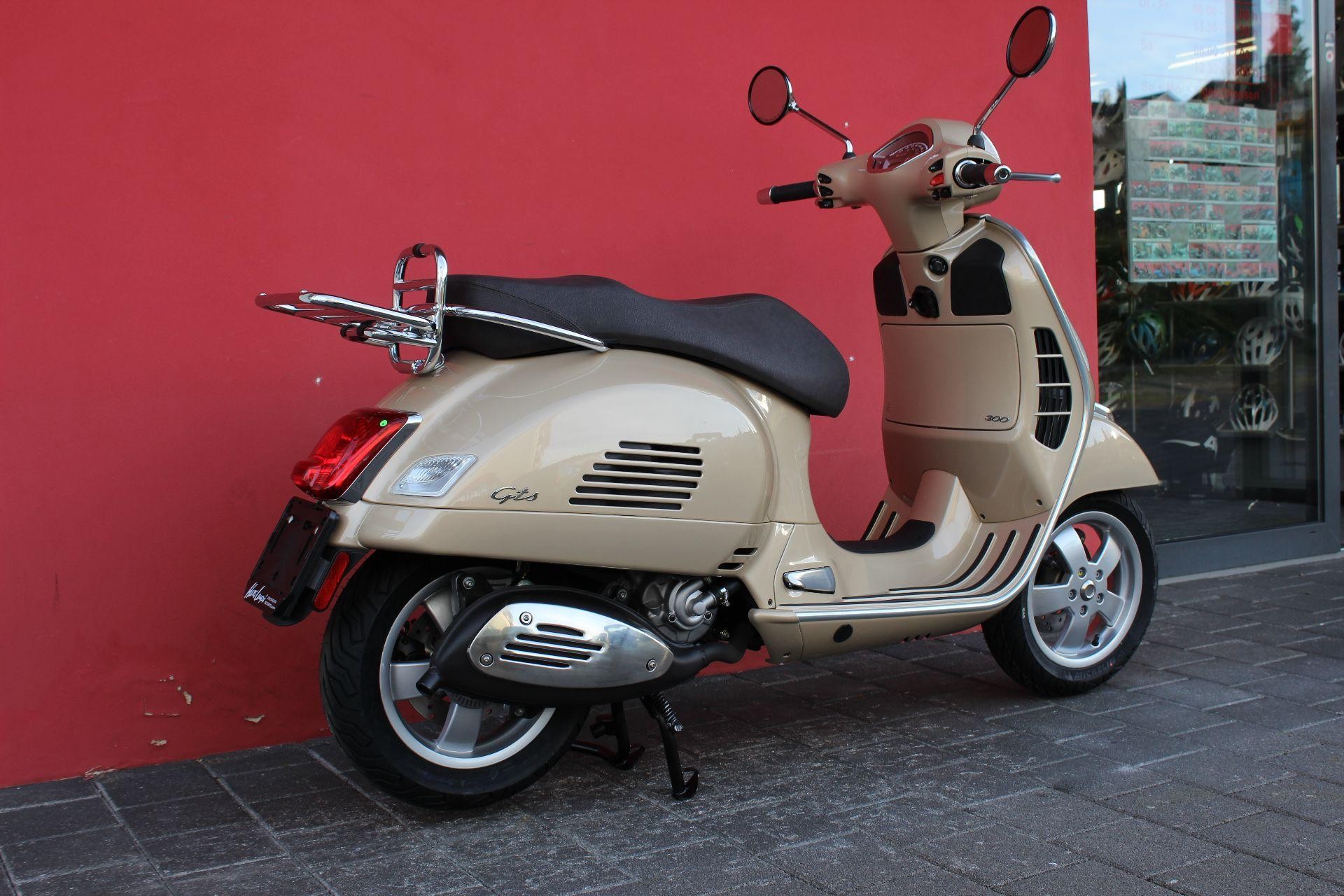 Moto Veicoli nuovi acquistare PIAGGIO Vespa GTS 300 Super i.e. Hans ...