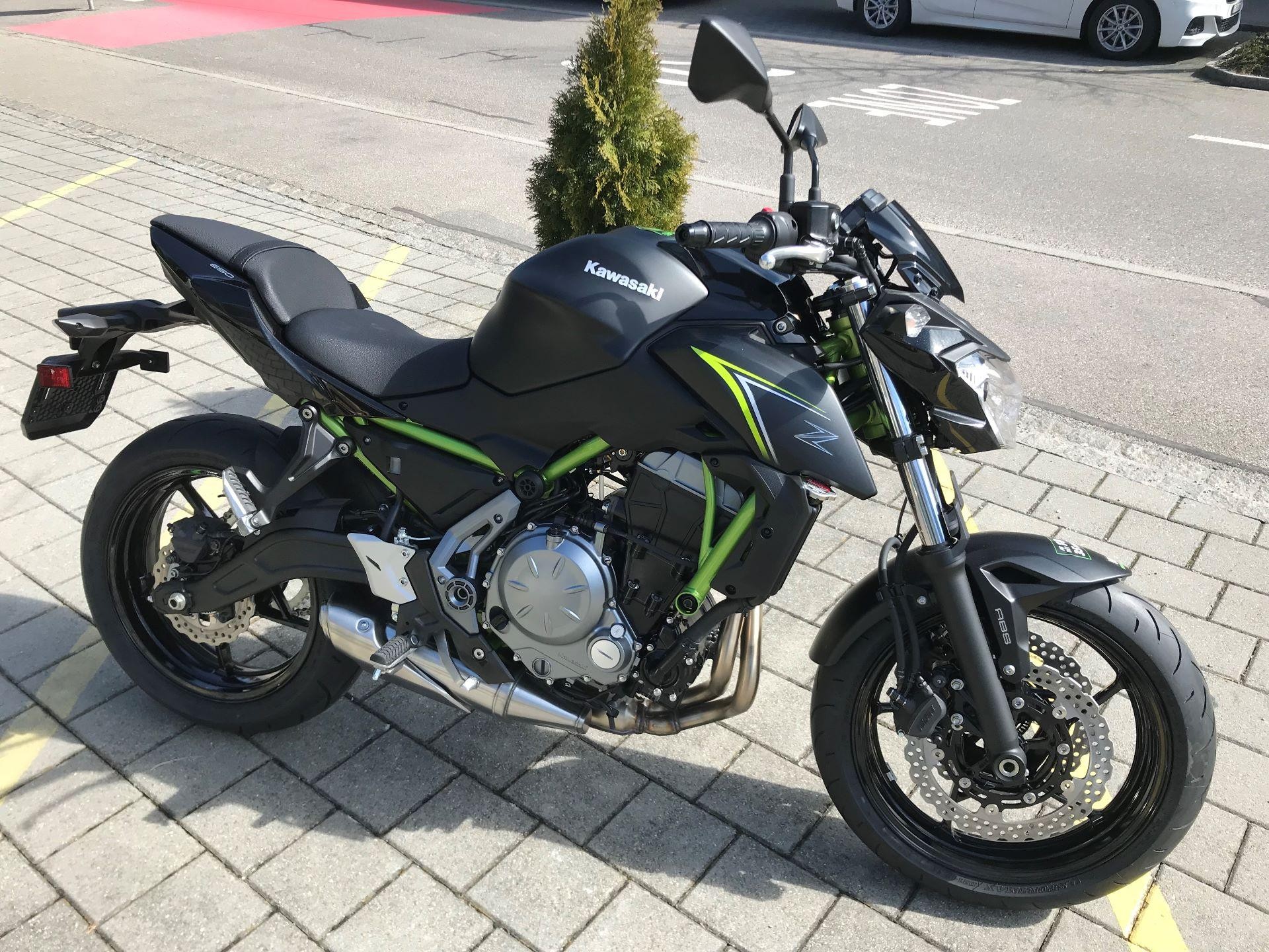 Kawasaki z650 с байкером