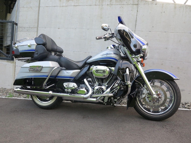  Motorrad kaufen HARLEY-DAVIDSON FLHTCUSE4 1802 Screamin Eagle El.-Glide ABS Ref. 4214 Occasion 