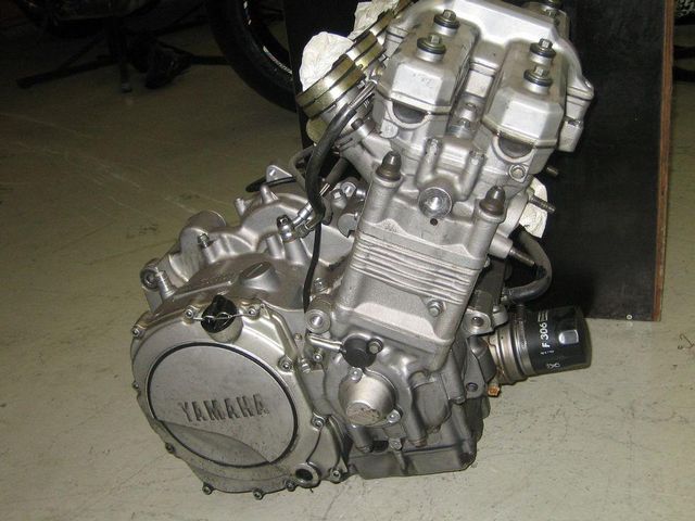 YAMAHA FZR 1000  Motor